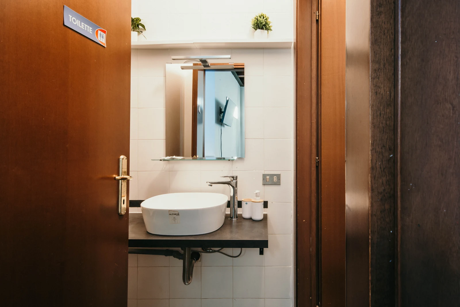 Bagno privato con lavabo d&rsquo;appoggio e specchio &mdash; Bigattera Apartments, Varese