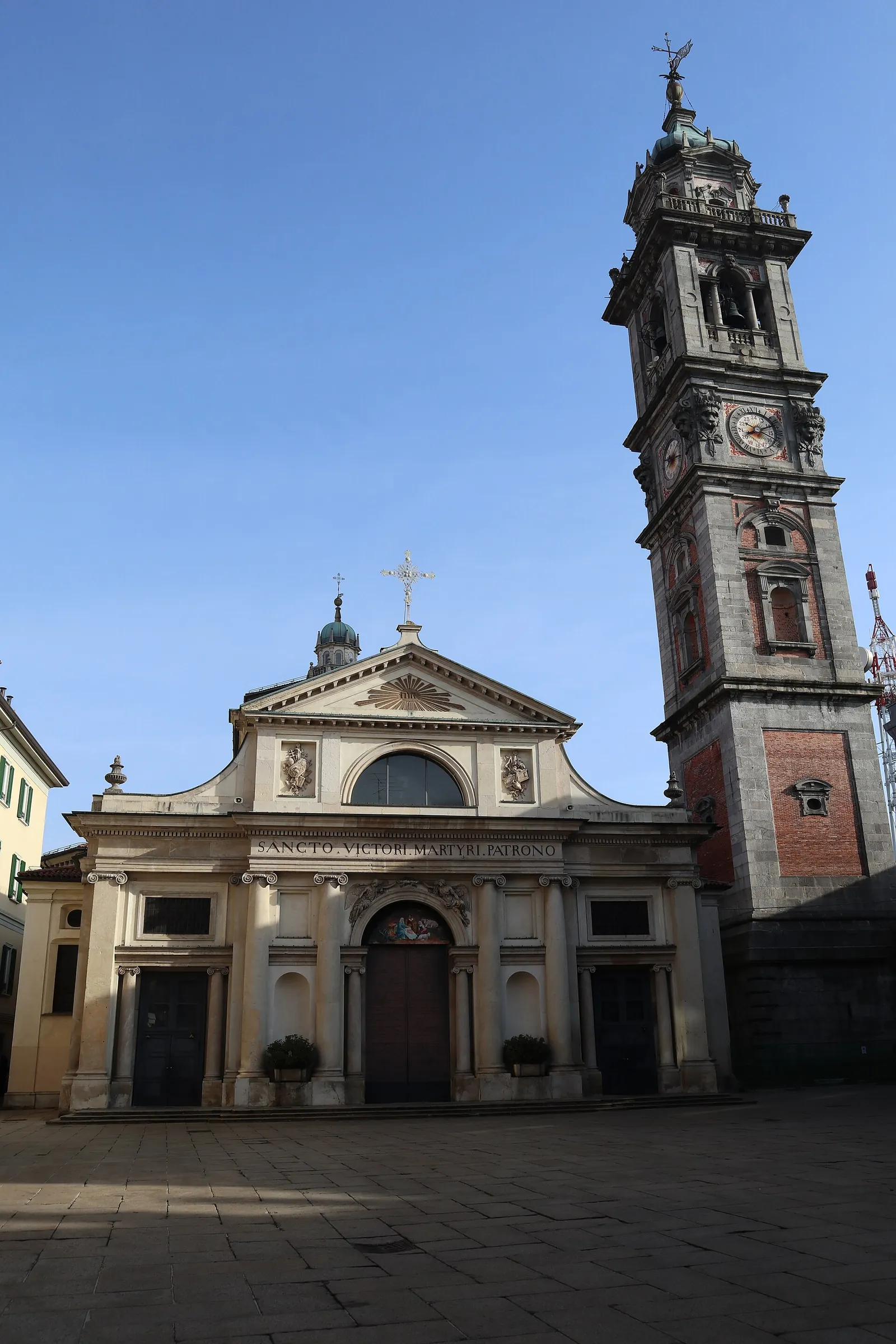 Basilica di San Vittore e il campanile del Bernascone, Varese