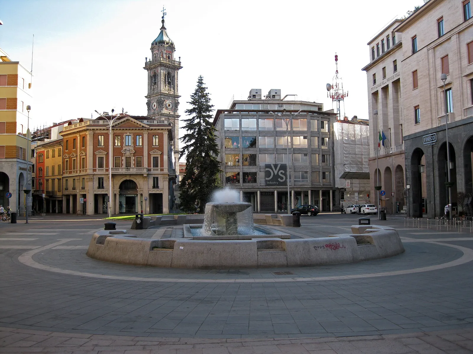 Piazza Monte Grappa e la Torre Civica, Varese